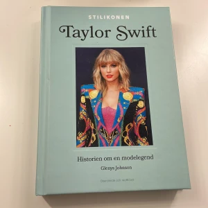  Mode bok, Taylor Swift  - Upptäck Taylor Swifts resa från countrystjärna till global modeikon! Denna bok bjuder på inspirerande bilder, outfits och berättelser om hennes stilresa, scenkläder och ikoniska ögonblick. Perfekt för dig som älskar musik, mode och popkultur.