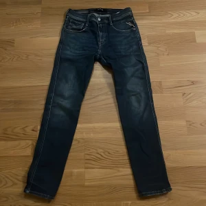 Blå Replay jeans - Hej säljer ett par blå Replay ”Hyperflex jeans”. Dom är använda ett par gånger och har några små små slitningar vid fickan. Dom är storlek W28 och Längd 30 som ni ser på 2:a bilden. Passar perfekt till den kommande hösten😊 Kan gå ner i pris