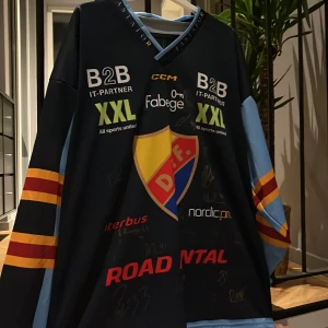 Djurgården hockeytröja CCM blå XXL - Säljer en signerad djurgård tröja av hela truppen är sprillans ny.