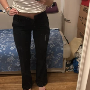 Svarta kostymbyxor från Nelly - Svarta kostymbyxor från Nelly som är bootcut. Perfekta för en clean och stilren look. Dem är för små för mig och har inte använt dem mer än 3-4 ggr.