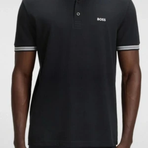 Svart pikétröja från BOSS - Använd endast 2 gånger, köpt för 1 500 kr. Säljer för endast 600 kr. Kontakta för fler bilder. 