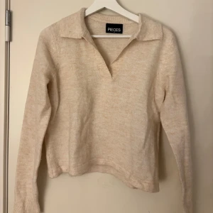 Beige stickad tröja med krage från Pieces - Mysig beige stickad tröja från Pieces med klassisk krage och v-ringning. Enkel och stilren design som funkar till många outfits.🤍🤍🤍
