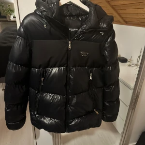 Alessandro Zavetti Allvädersjacka jet black  - Använd endast kort vid två tillfällen. Ser ut som ny. Ord pris 1295 kr.
