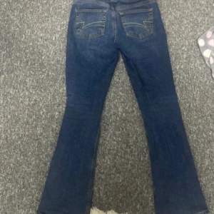 Blå bootcut jeans  - Snygga blå jeans med bootcut passform med häftiga fickor. Klassisk femficksmodell i mjukt denimtyg, perfekt för dig som gillar en tidlös look.