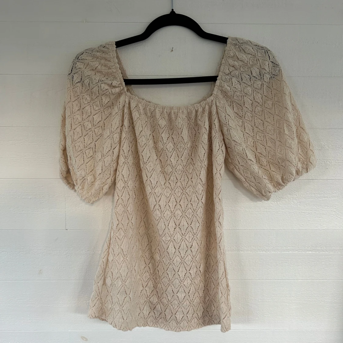 Beige stickad blus med puffärm - 1