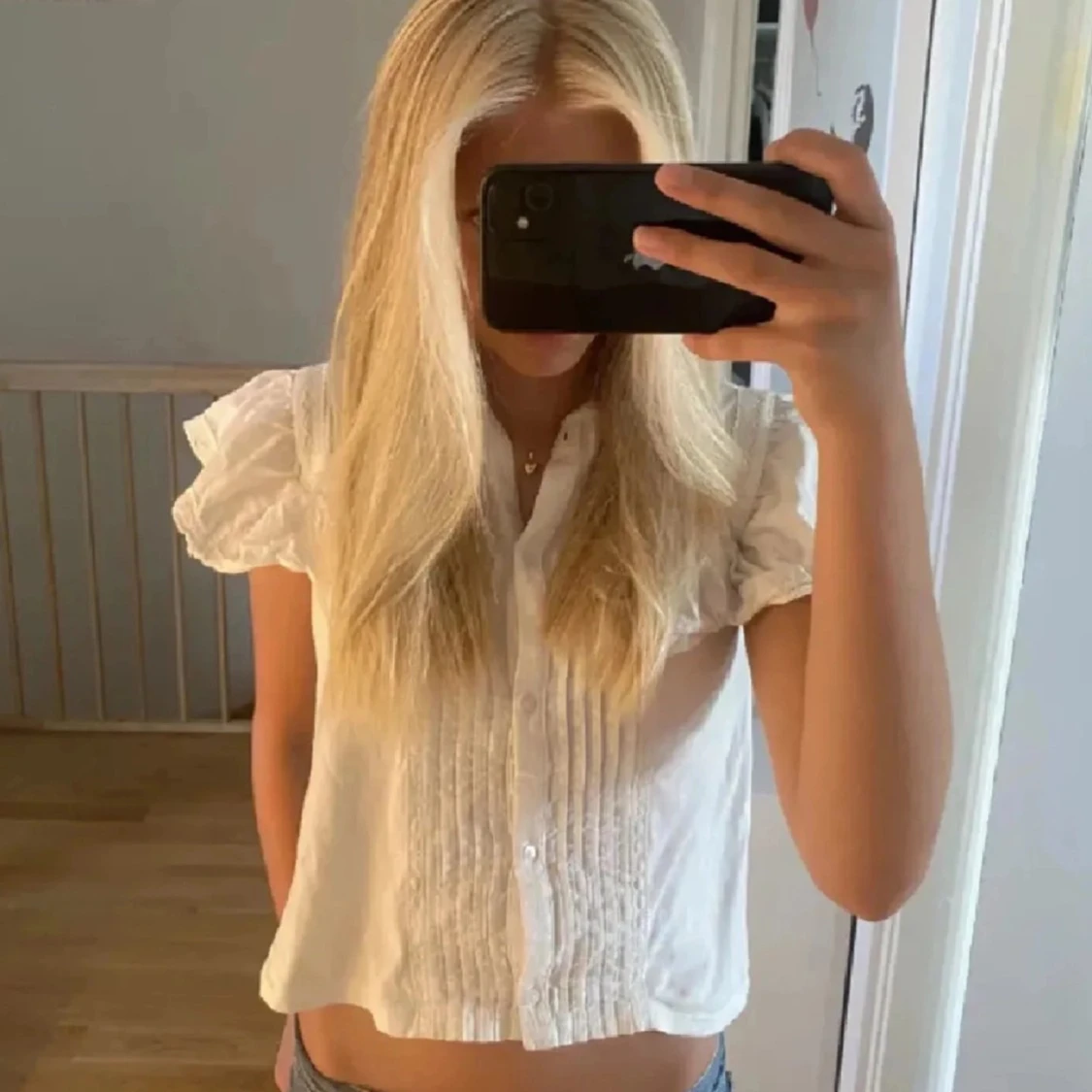 Vit blus med volangärmar