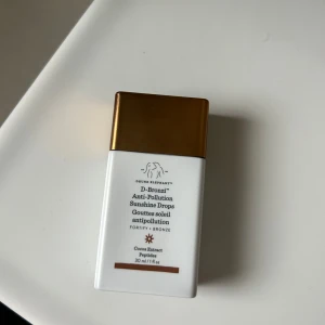 Drunk Elephant D-Bronzi Sunshine Drops - Drunk Elephant D-Bronzi Anti-Pollution Sunshine Drops. Nypris på Sephora 469kr. Mitt pris 270kr🤗 ENDAST TESTAD EN DROPPE. 