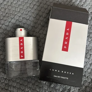 Prada Luna Rossa Eau de Toilette - Stilren och modern parfym från Prada, Luna Rossa. Flaskan rymmer 100.