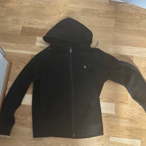  Polo Ralph Lauren zip - Svart hoodie från Polo Ralph Lauren i väldigt bra skick inte urtvättad eller nopprig. Priset går att diskutera och hör av er vid frågor och funderingar