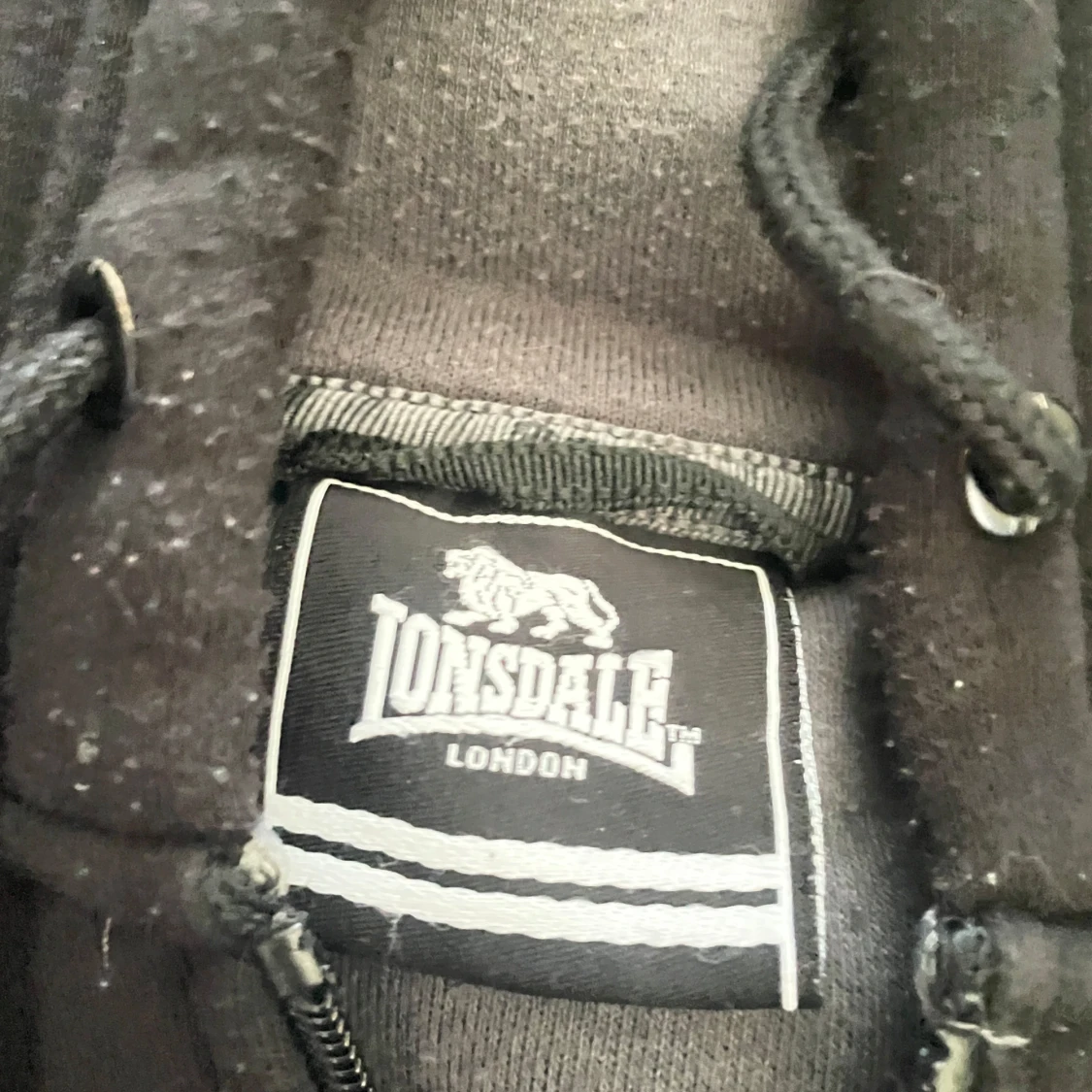 Svart hoodie från Lonsdale med tryck - 2