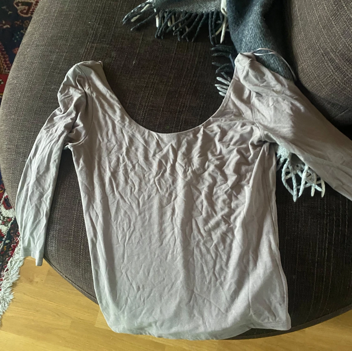 Beige långärmad topp med vid ringning - 2