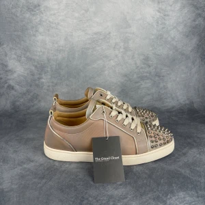 Christian Louboutin Sneakers - Skick: 8/10. | Ingår: Bara skorna. | Nypris: +- 8000 SEK. | Givetvis äkta. Mer hittar du på www.thegrandcloset.com.