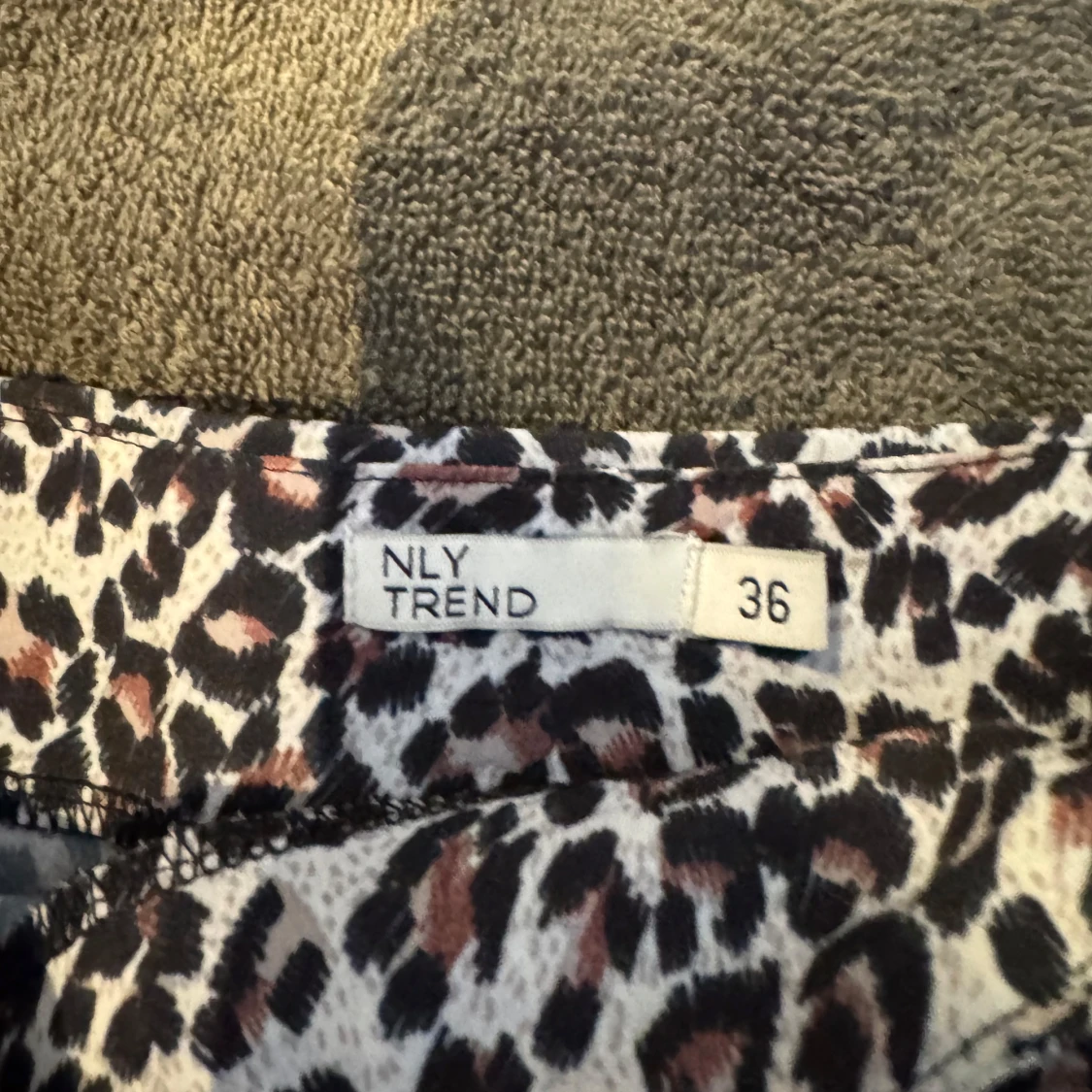 Leopard kortkjol från NLY Trend - 1