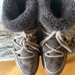 Beiga inukkis  - Bara använda en säsong, nypris 2500kr jättebra skick🥰 strl 39-40 men passar för mig med skostorlek 38 pris kan diskuteras