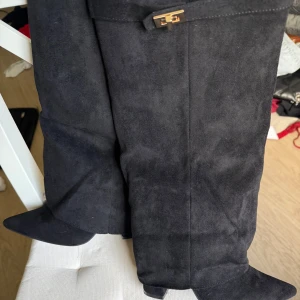 Shark boots, med prislapp samt box - För stora för mig och hann inte returerna så försöker sälja dom här istället🩷 