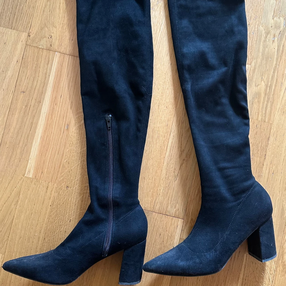 Svarta stövlar med klack och spetsig tå - 3