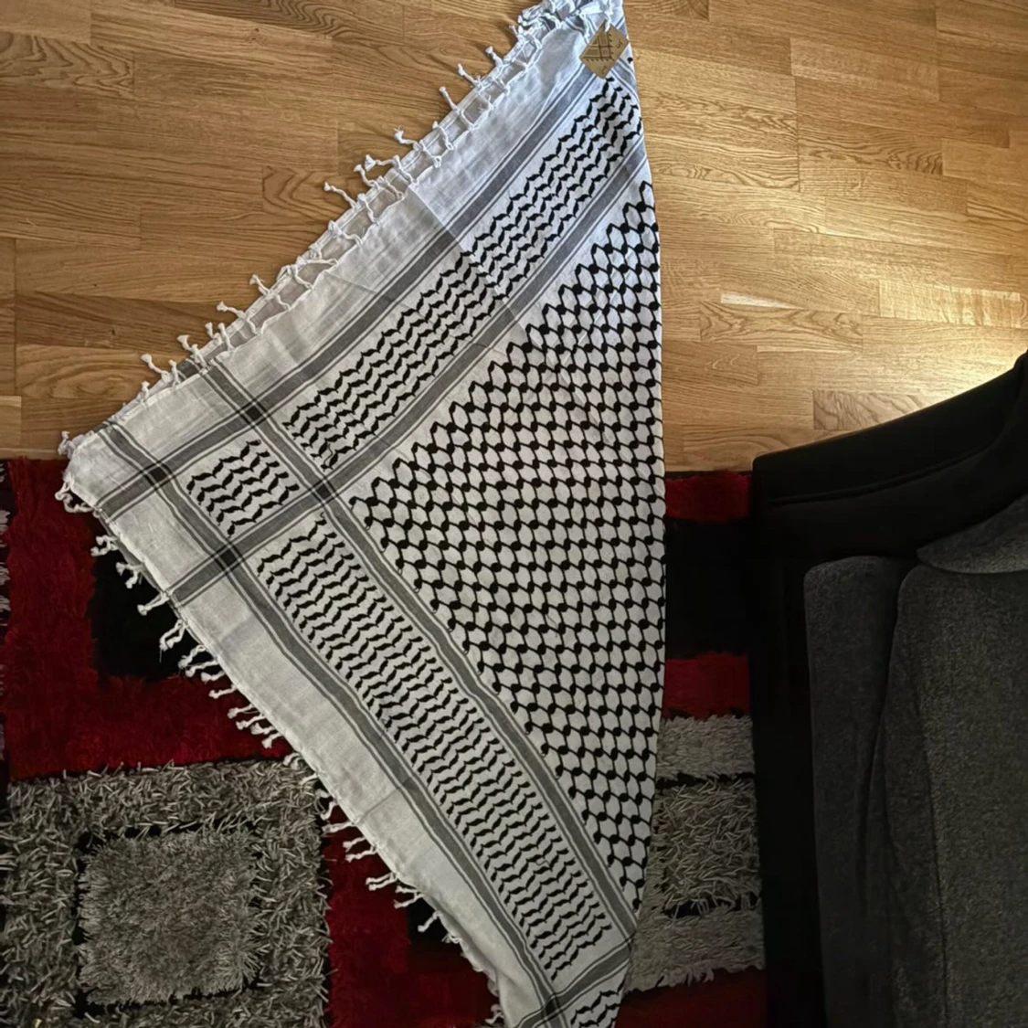 Vit och svart palestinasjal med tofsar - 1