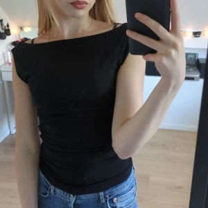 Svart boatneck topp - Nästan oanvänd boatneck top från Gina Tricot, har inte lappen kvar. Superskönt material. Storlek Xs