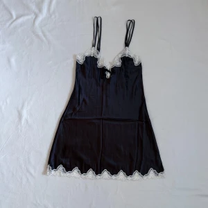 Ginia Silk Night Gown/Chemise - ♡ Beautiful, super soft silk night gown/chemise with gorgeous lace details from Ginia that will make you feel and look like a princess when going to bed. 