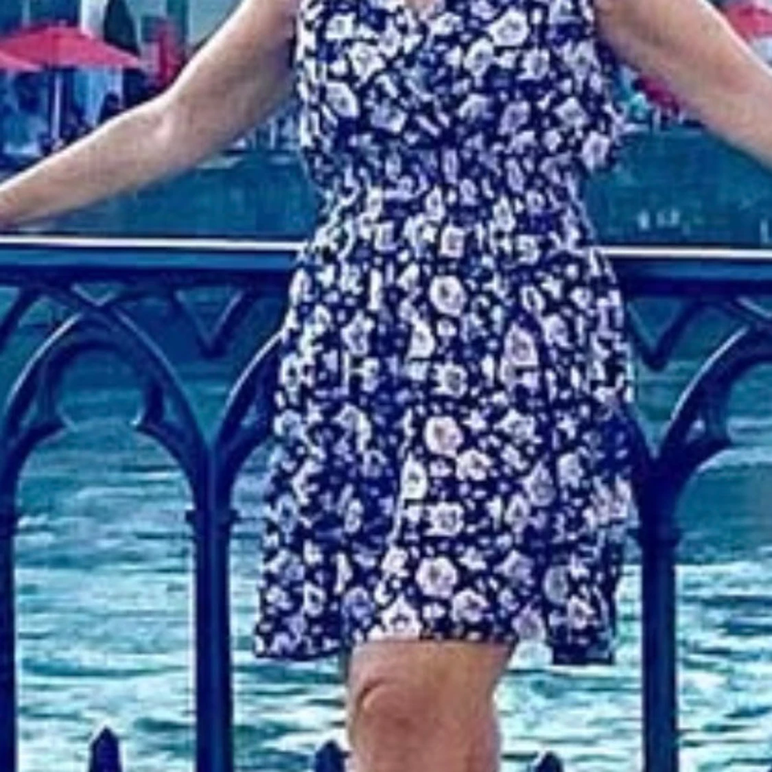 Blommig kortklänning med v-ringning