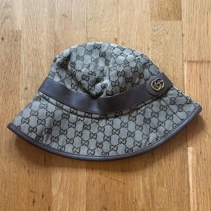 Gucci Fiskehatt - Helt ny & oanvänd med tags ✅🏷️, unisex, storlek: onesize 📏, skickas inom 0-2 dagar 📦, kontakta för mer info☺️