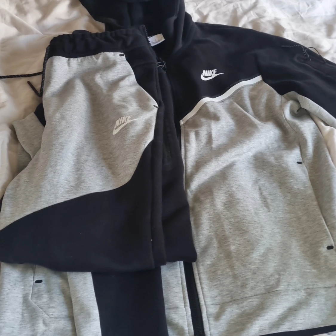 Nike tech hoodie och byxor - 3