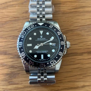 Helt nya klocka - Helt ny, lnte 0rglnaI såklart. Ett till ett. Aldrig använd, köpt i USA. Skriver seiko men de är inte det. Kan justera länkarna åt dig, skriv måtten på handleden🙌 Plick kräver att man skriver storlek men det är no size, passar alla.