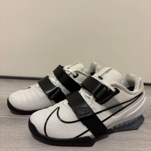 Nike weightlifting shoes - NIKE ROMALEOS 4 Malli: CD3463-101 Koko: 39 (miesten US6,5) (Koko kuitenkin vastaa 38-38,5 kokoa) Ovh: noin 220e  Postitus/nouto  painonnosto kuntosali gym crossfit