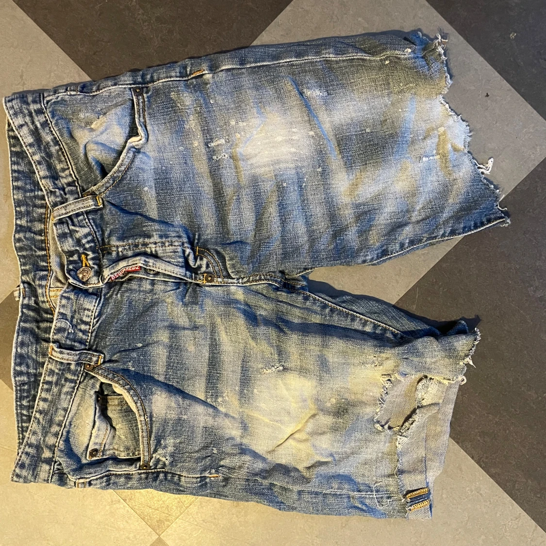 Dsquared2 slitna jeansshorts