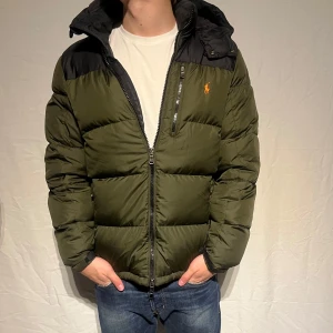 Ralph Lauren Dunjacka - Dunjacka från ralph lauren i fint skick, perfekt för vintern. En lagning på baksidan av höger underarm med en badge/lapp. Storlek M. Hör av er vid frågor!