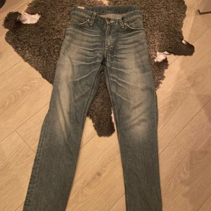 Vintage Lee jeans - Säljer ett par snyggt slitna lee. Storlek 30 30. Har tyvärr blivit lite små för mig. Perfekt passform som funkar till allt. Bra skick.