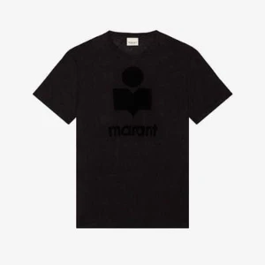Svart t-shirt från Isabel Marant - Svart t-shirt från Isabel Marant med klassisk logga framtill. T-shirten har rund halsringning och korta ärmar. Tillverkad i mjuk bomull för en skön känsla och stilren look.