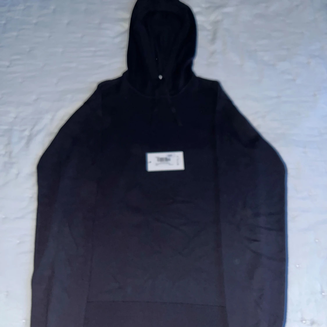 Mörkblå stickad hoodie från RYVLS