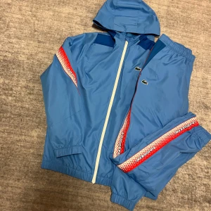 Lacoste tracksuit - Riktigt fett Lacoste tracksuit som har gett mig fullt med komplianger, jag köpte den för jätte mycket pengar och kvitto finns även ifall ni vill ha en titt på det. Dressen är i väldigt bra skick som ni kan se på bilden.