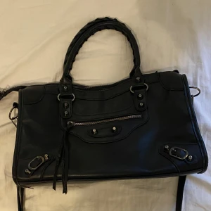 Väska - Superrr snygg väska från design by amor 💘 ett av handtagena är lite sönder men går nog att fixa säkert! Annars är den i mycket bra skick