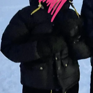 Fjällräven jacka - Intressekoll på min fjällräven jacka. Den har lite små defekter (skriv om du vill se ordentligt) därav går pris att diskutera. Den är i xxs men passar upp till M pga stor i stl. För fler bilder skriv t mig. 🩷