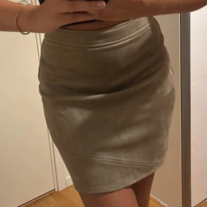 Mocka kjol  - Kjol i mocka. Aldrig använd