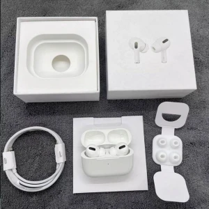 AirPods Pro - Apple AirPods Pro med trådlös laddningsetui, extra öronproppar och laddkabel. Aktiv brusreducering, transparensläge och hög ljudkvalitet. Komplett i originalförpackning, ser ut att vara i mycket gott skick utan synligt slitage.