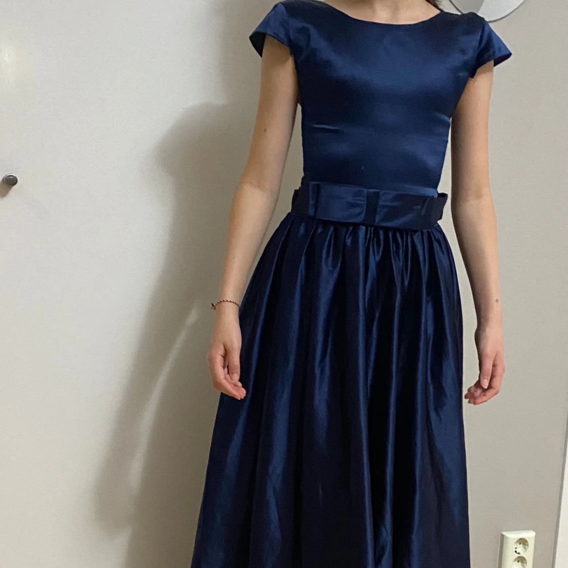 Marinblå långklänning med rosett - 1