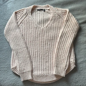 Ljusrosa stickad tröja från Brave Soul - Storlek XS men passar större storlekar också! Supermysig ljusrosa stickad tröja från Brave Soul med v-ringning och grovstickad struktur. Långärmad modell med ribbade muddar och nederkant, perfekt för lager på lager under höst och vinter. Snygg och enkel att matcha till allt!          Säljer pga använder inte, pris går att diskuteras:).  Det är en liten separation i sömnens längst ned på baksidan (bild 5) men är lätt att laga, antingen av mig eller köpare:) 