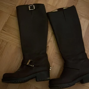 Mörkbruna höst boots/stövlar! - Jättefina stövlar/boots med guld detaljer som passar perfekt till höst! Storlek 35 men passar mig som har 37😇Har använt en gång💕