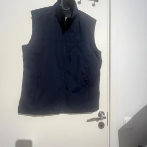 Mörkblå outdoorväst stl L - Säljer denna eftersom jag har köpt en ny och denna inte används längre