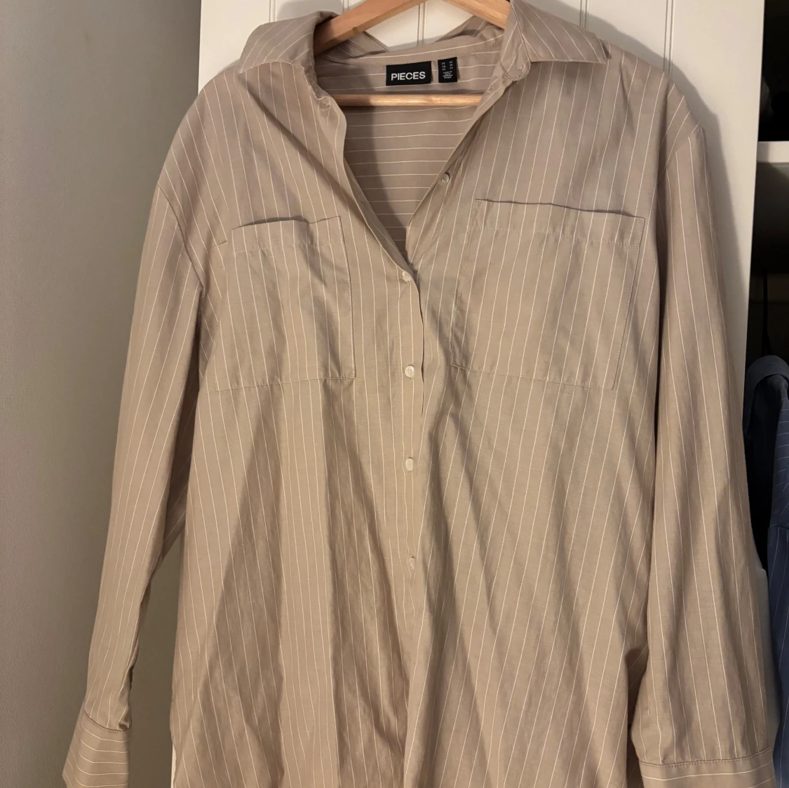 Beige randig skjorta från Pieces - 1