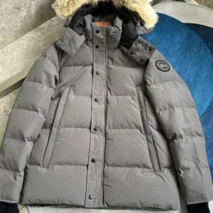 Grå dunjacka med fuskpäls från Canada Goose - Hej alla storlekar finns tillgängliga 