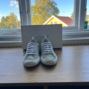 Common projekts  - Säljer ett par riktigt snygga Common Project! Storlek 37 men passar absolut 38-39! Hör gärna av er vid frågor eller funderingar! Pris kan diskuteras vid snabb affär