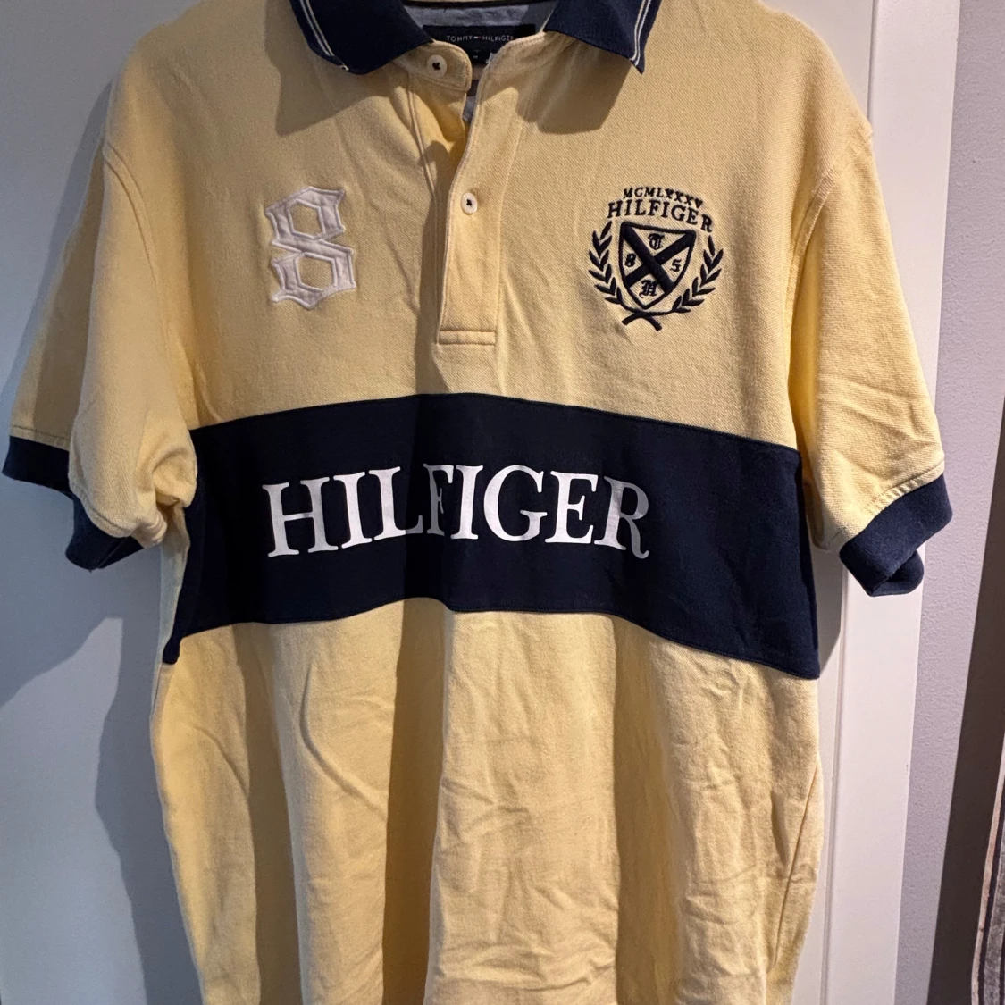 Gul och marinblå Hilfiger piké