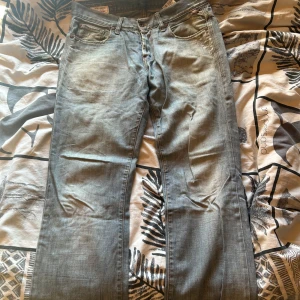 Jack and Jones jeans - Jack and Jones vintage denim. Slitna nere vid hälen på båda benen.