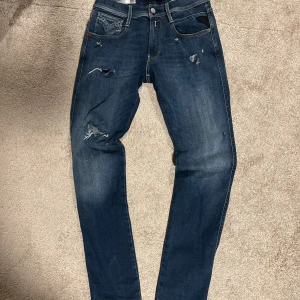 Replay Anbass  -  anbass 31/34 retail 1655kr. Jätte snygga slitningar. 