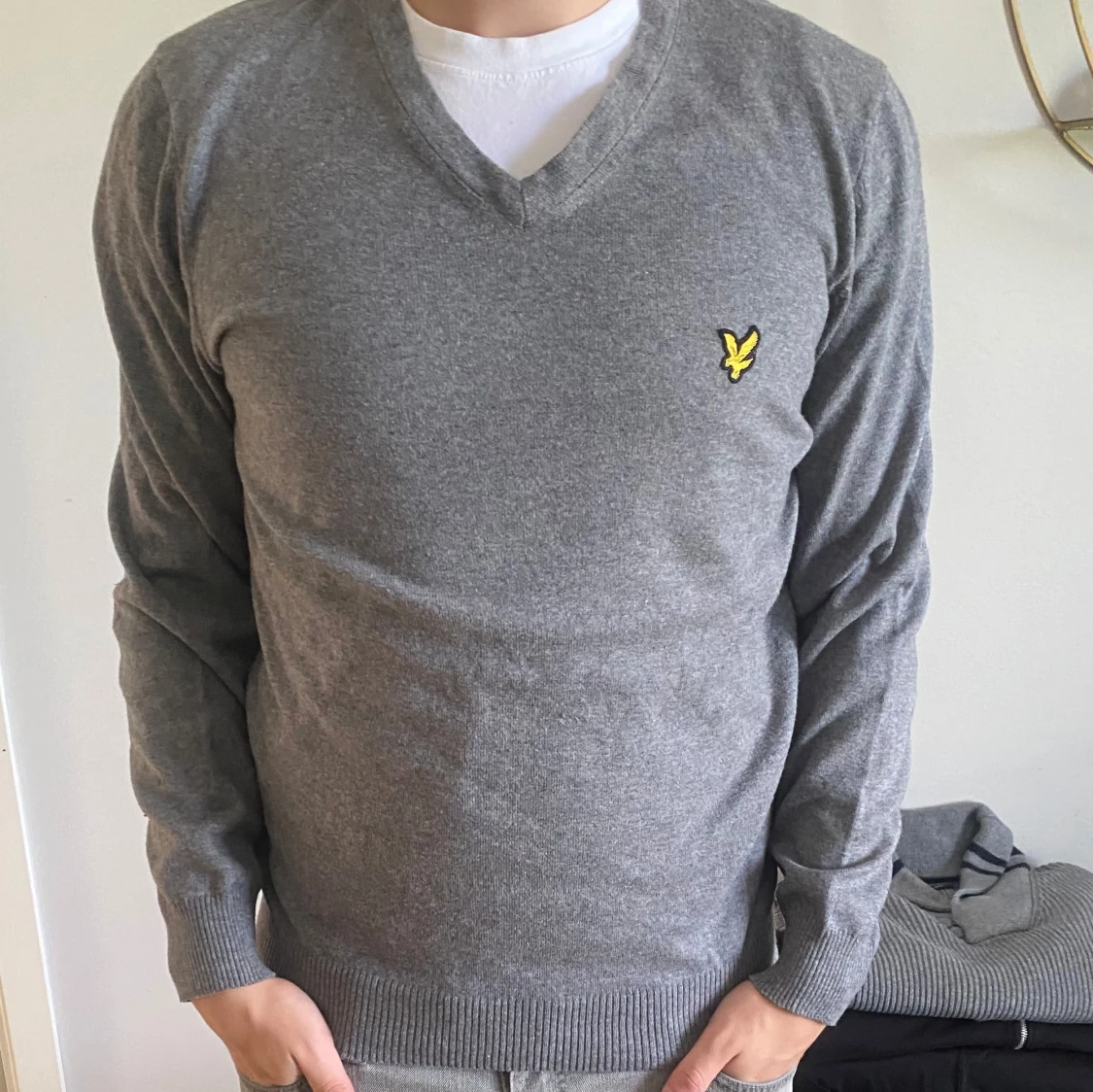 Grå v-ringad tröja från Lyle & Scott - 4