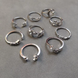 9-pack ringar - Säljer ett set med 9 st  ringar i olika former och mönster. Perfekt för att mixa och matcha flera på samma hand för en trendig look. Materialet är alloy. (602)